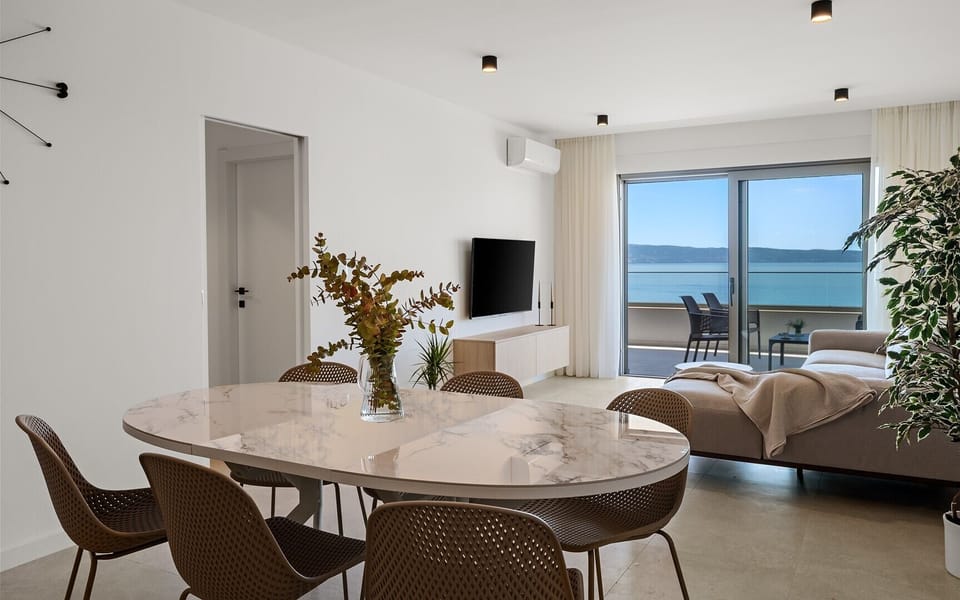 Stylish dining area on the top floor comfortably accommodates 6 people.
