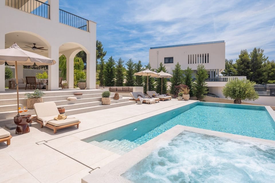 Villa Neta Lee offers an exquisite blend of high-end luxury, sophisticated design, and supreme comfort