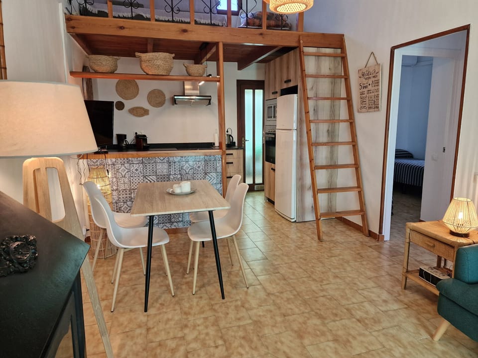 Modern spatial design: A bright dining area that transitions seamlessly into the kitchen and hallway. Perfect for open-plan living.