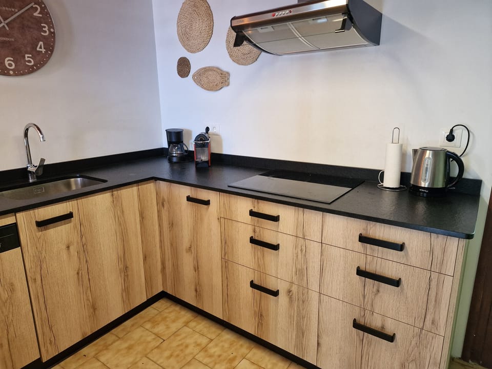 High-end kitchen equipment in focus: A modern ceramic hob integrated into an elegant countertop. Inspiration for your kitchen design.