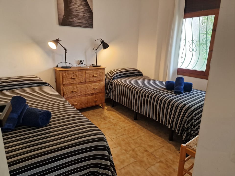 Comfortable guest or children's room with twin beds and air conditioning for pleasant temperatures. Ideal for a restful sleep in summer.