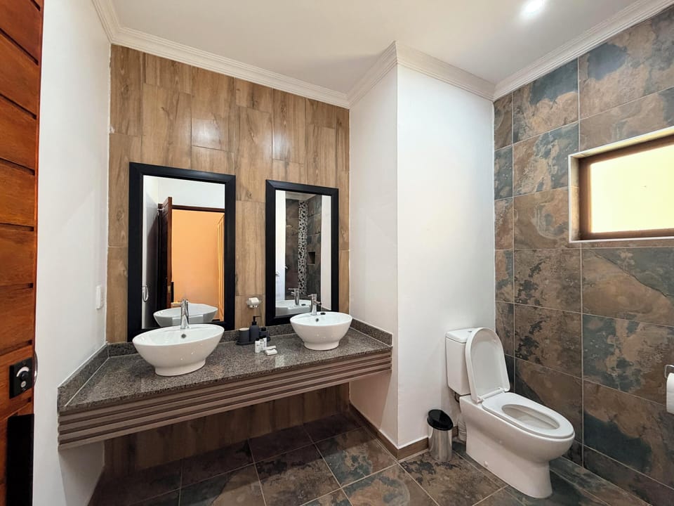 Comfort Double or Twin Room, Mountain View | Bathroom | Shower, towels