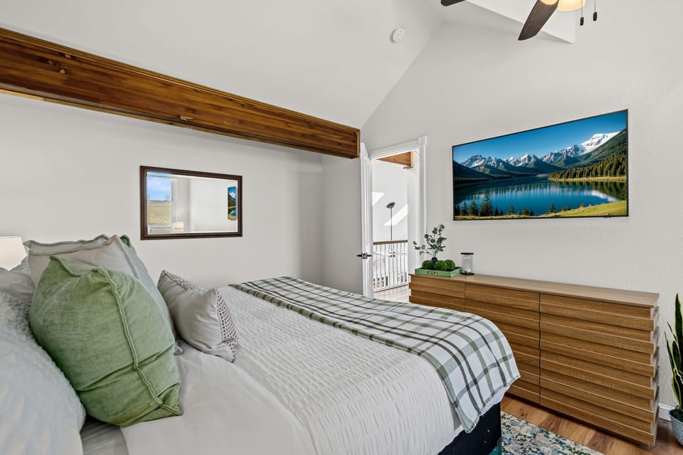 Bedroom 3 | King Bed with Smart TV (upper level)