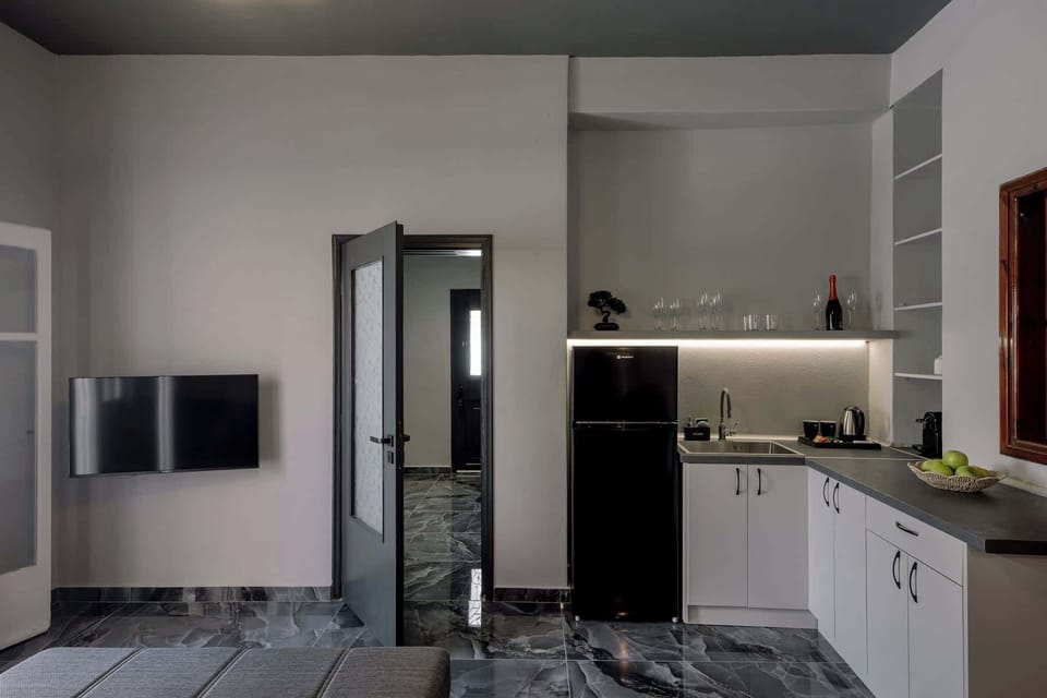 Fully equipped kitchenette with modern finishes for an easy, comfortable stay.