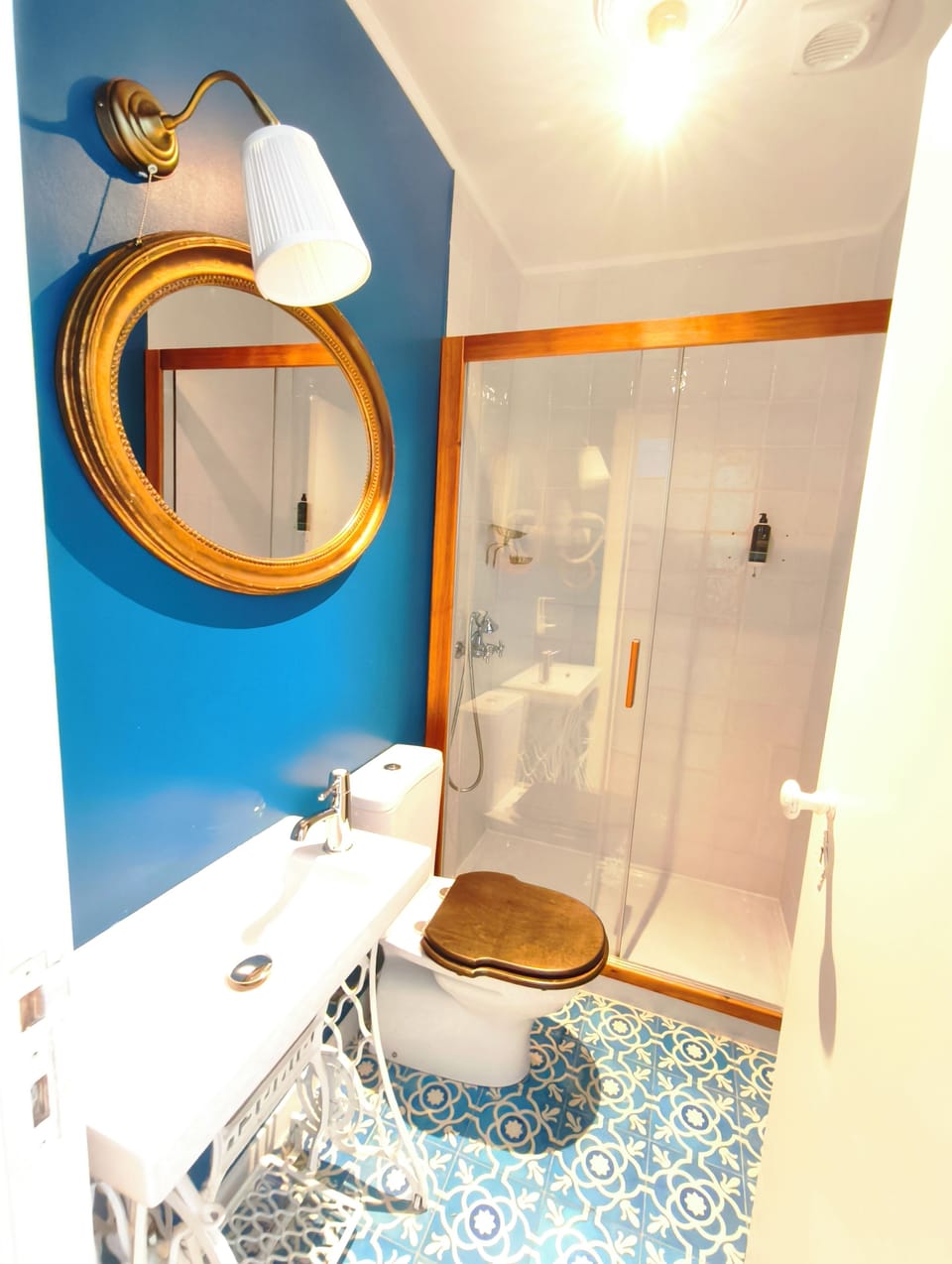 Deluxe Double Room | Bathroom | Hair dryer, towels, soap, shampoo