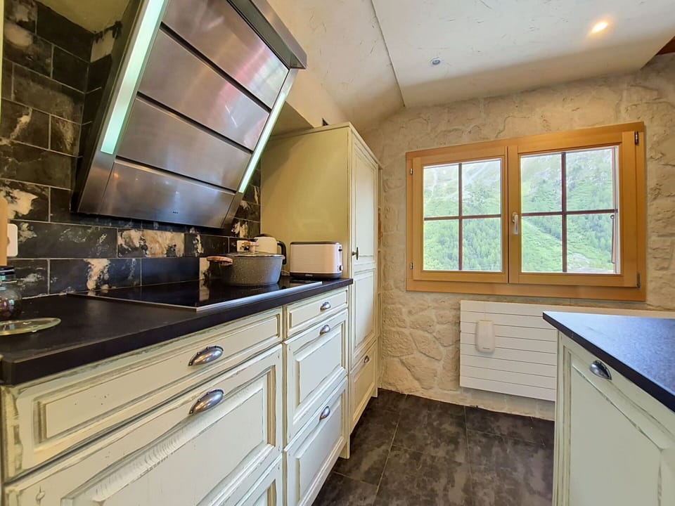 Kitchen, Kitchen Appliance, Countertop, Wood, Major Appliance, Flooring, Cabinetry, Interior Design, Home Appliance, Kitchen Stove