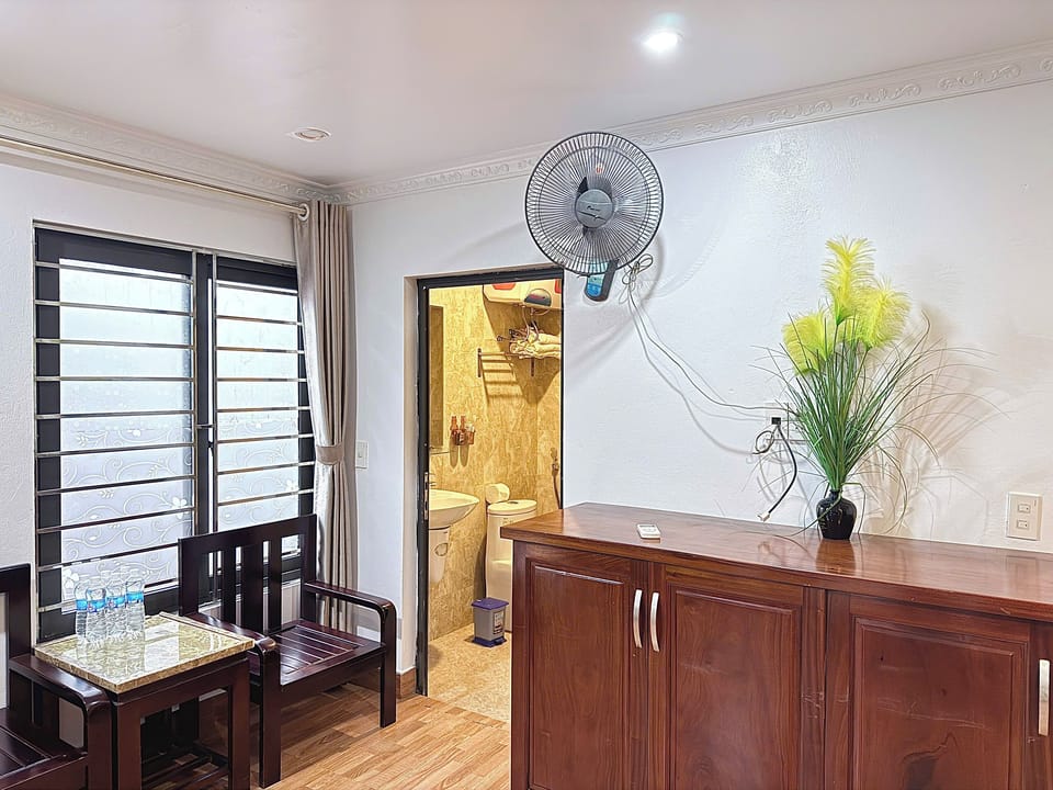 Standard Studio | Bathroom | Towels, shampoo, toilet paper