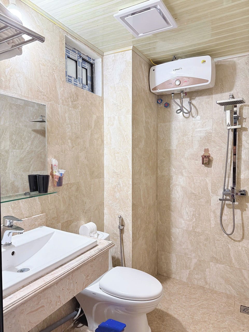 Standard Studio | Bathroom | Towels, shampoo, toilet paper