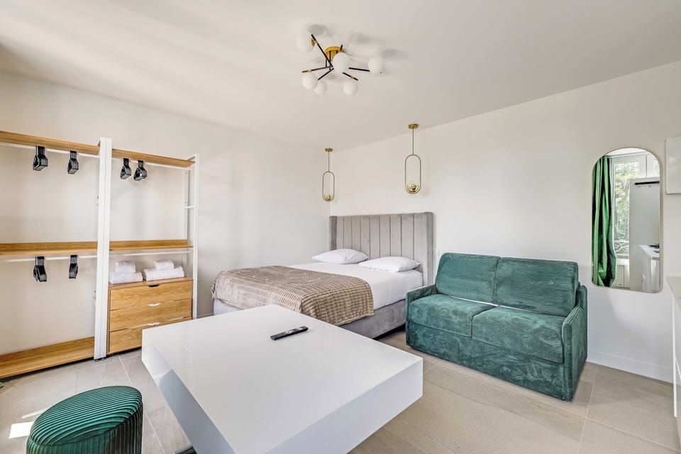 House | Laptop workspace, iron/ironing board, bed sheets