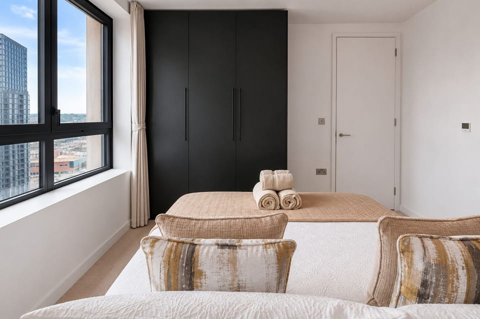 Bedroom 2 w/ a double bed & ensuite BR - Greenwich flat with Balcony near The O2