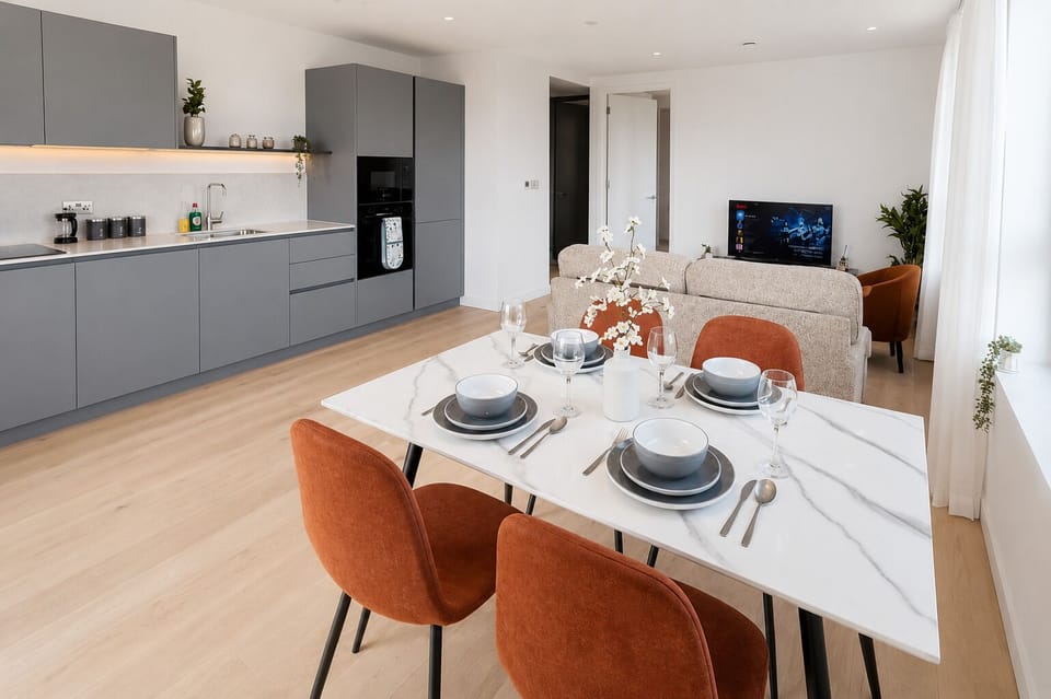 Dining, Kitchen & Living area - Greenwich flat with Balcony near The O2