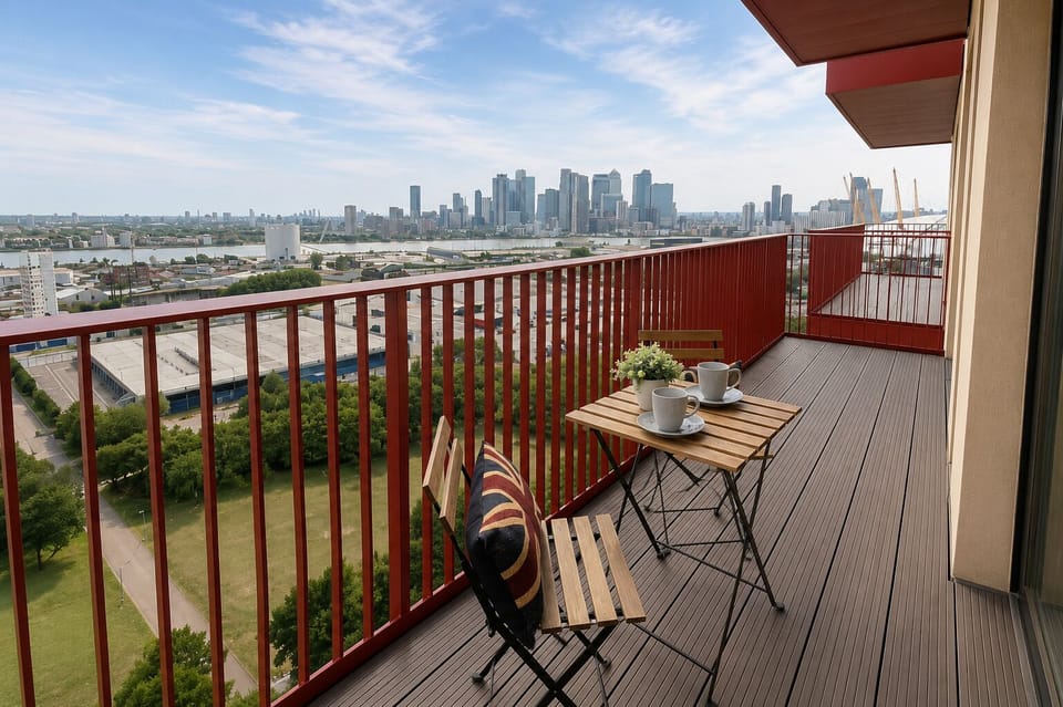 Private Balcony with seating - Greenwich flat with Balcony near The O2