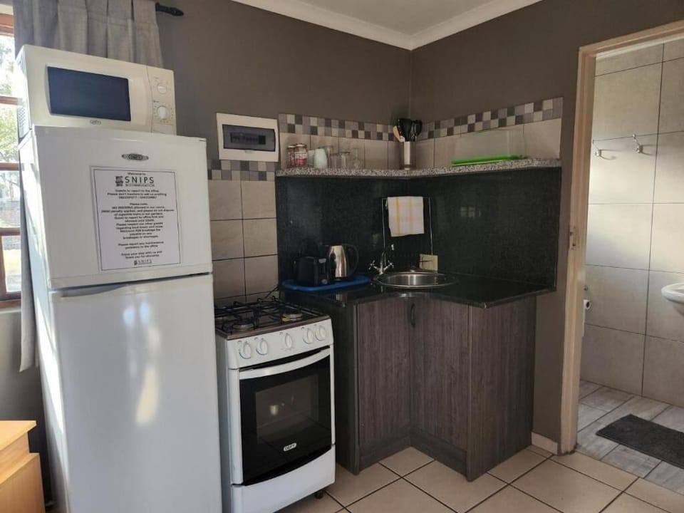 Basic Chalet, Patio, Garden View | Private kitchen
