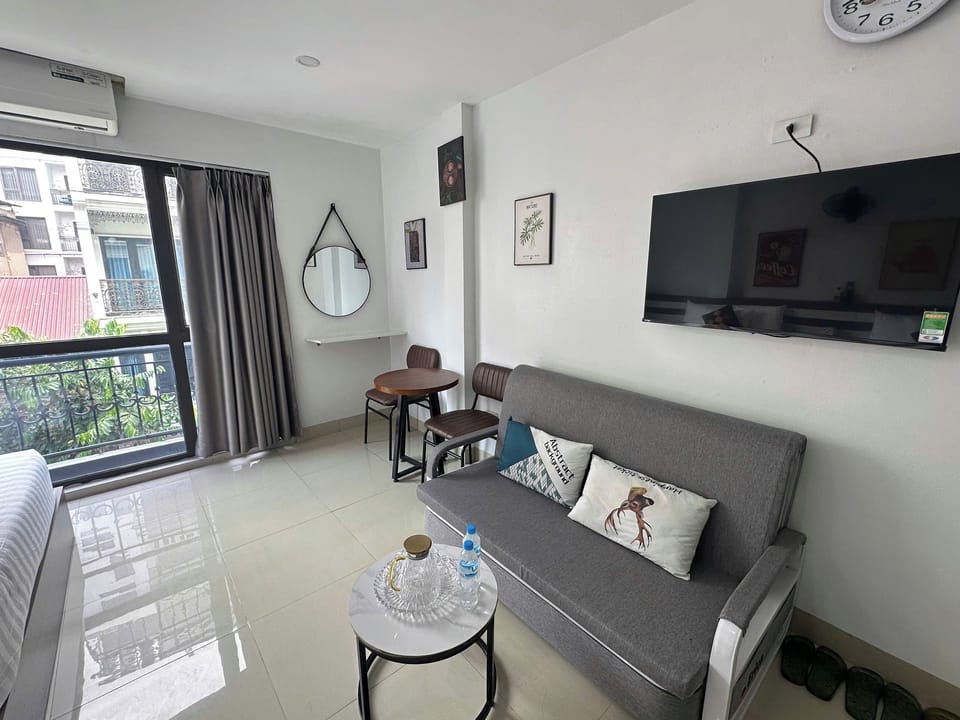 Premium bedding, desk, WiFi (free)