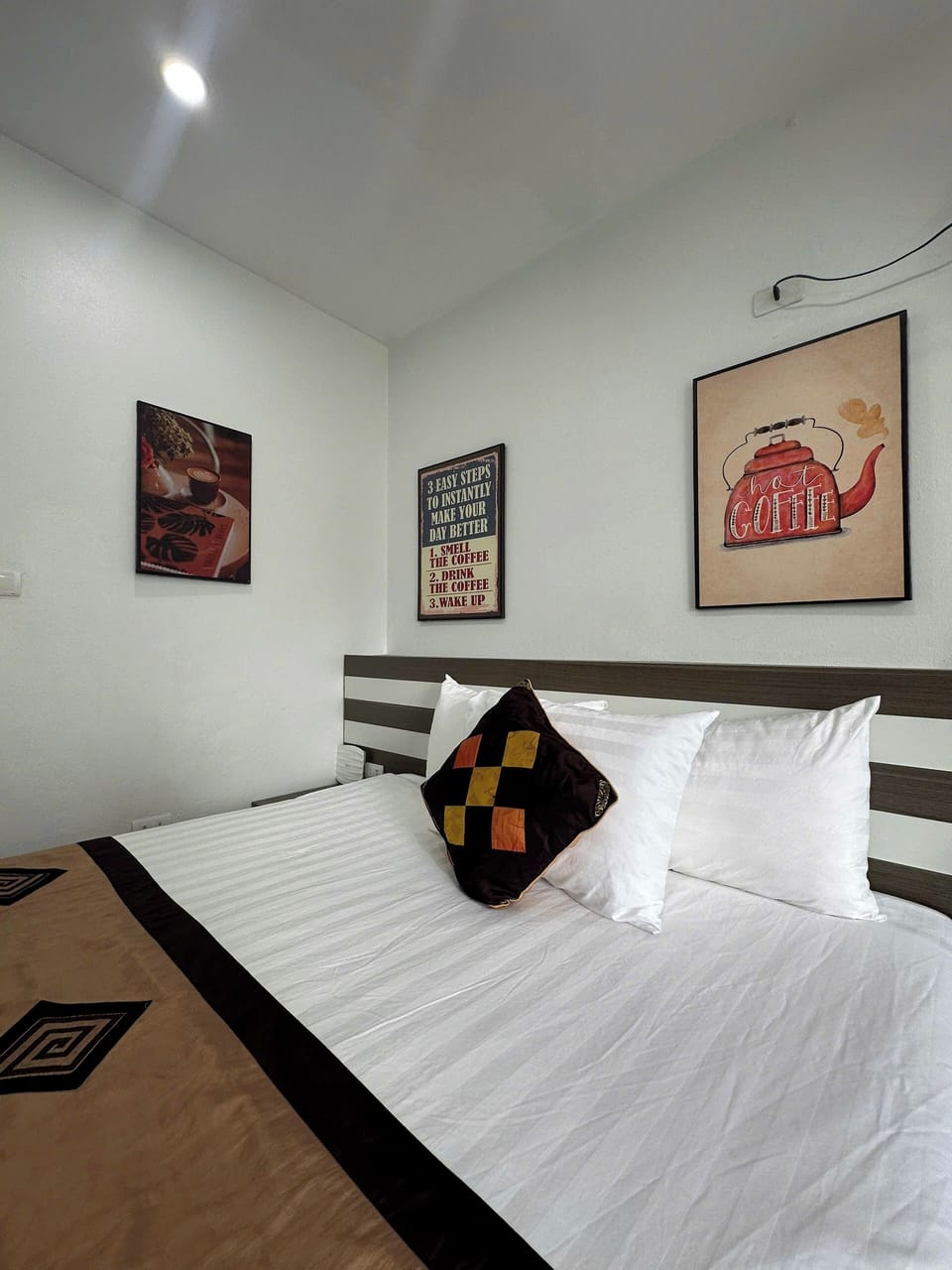 Premium bedding, desk, WiFi (free)