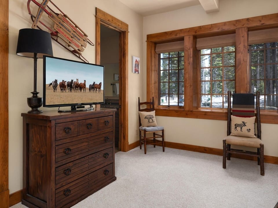 Indoors, Screen, TV, Furniture, Living Room