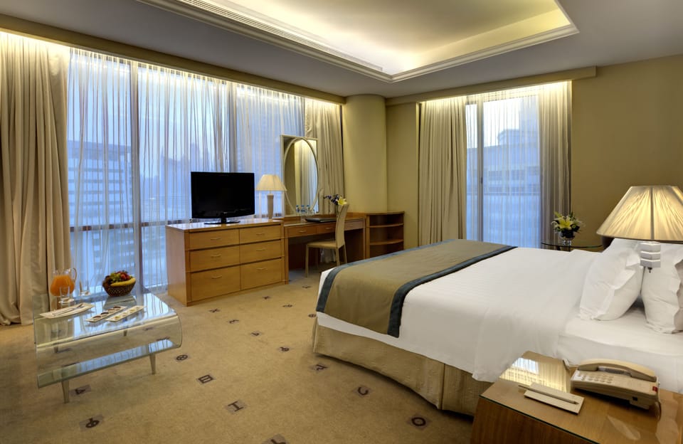 Suite | Minibar, in-room safe, desk, blackout drapes