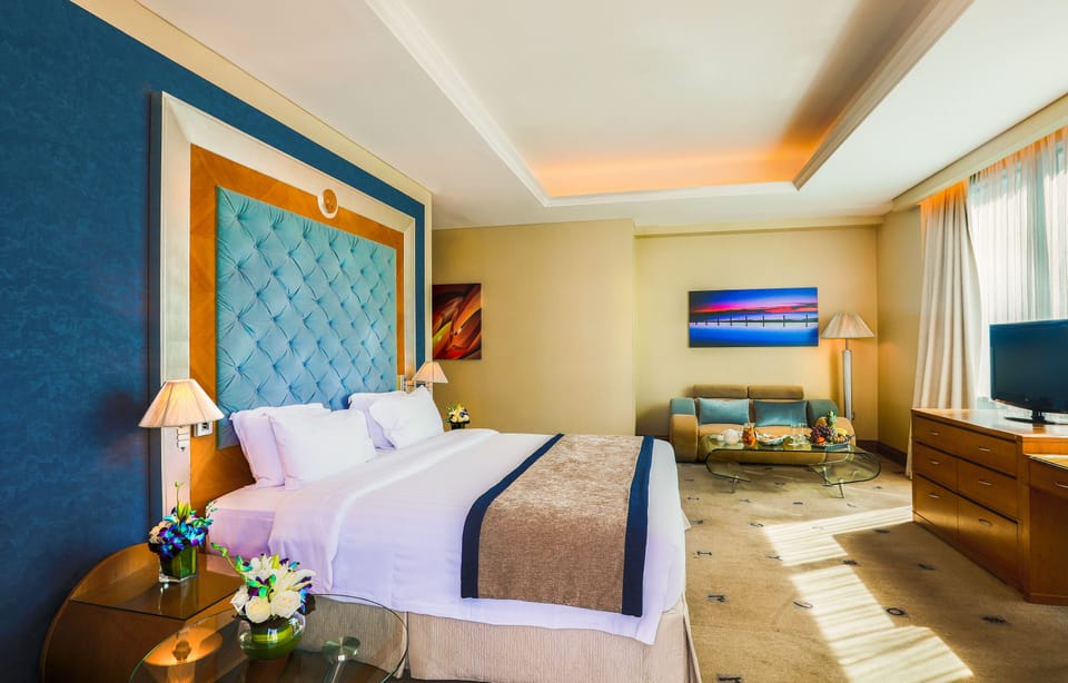 Suite | Minibar, in-room safe, desk, blackout drapes