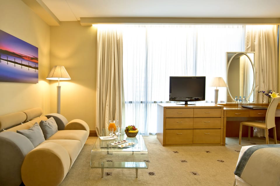 Suite | Minibar, in-room safe, desk, blackout drapes