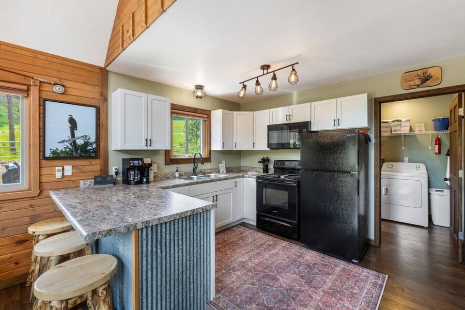 The well-equipped kitchen and convenient laundry room with washer and dryer provide everything you need for a comfortable and stress-free stay.