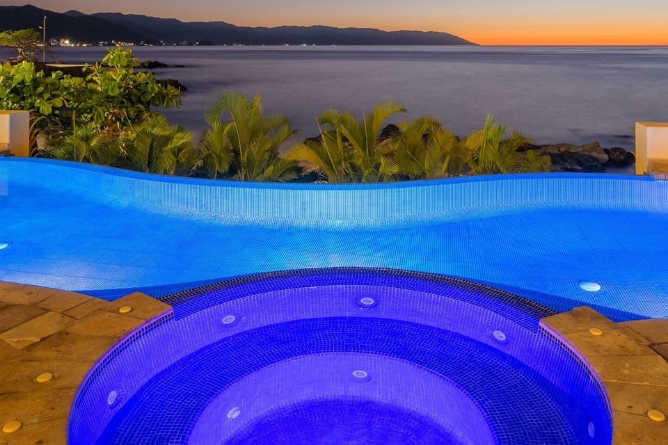 Gorgeous Saltwater Pool & Views!