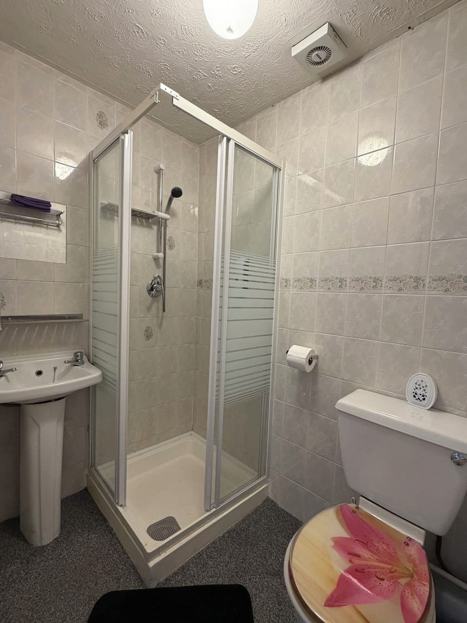 Family Quadruple Room, Multiple Beds, Non Smoking | Bathroom | Shower, free toiletries, hair dryer (on request), towels