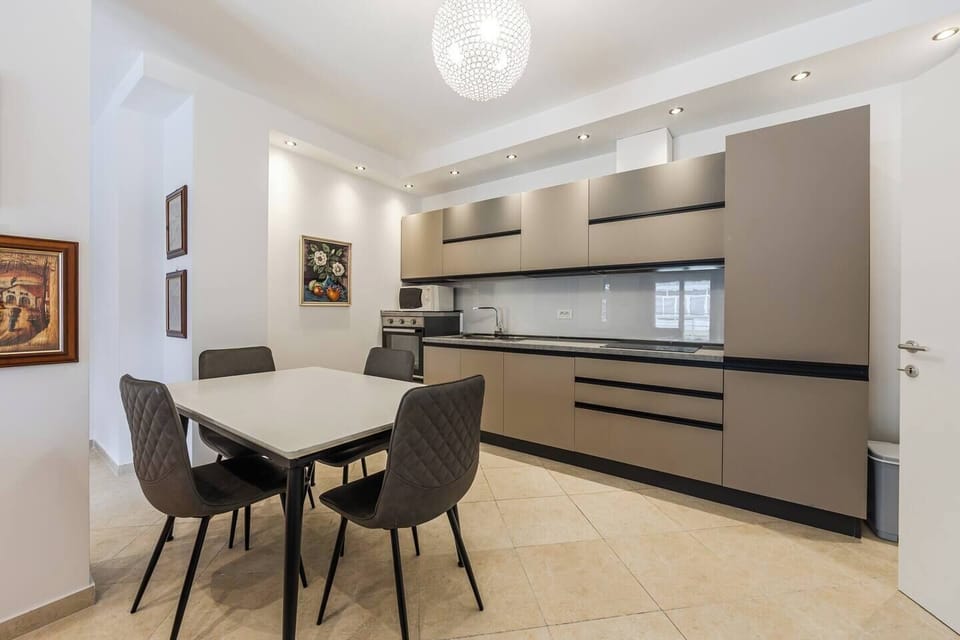 Dining area and fully-equipped kitchen