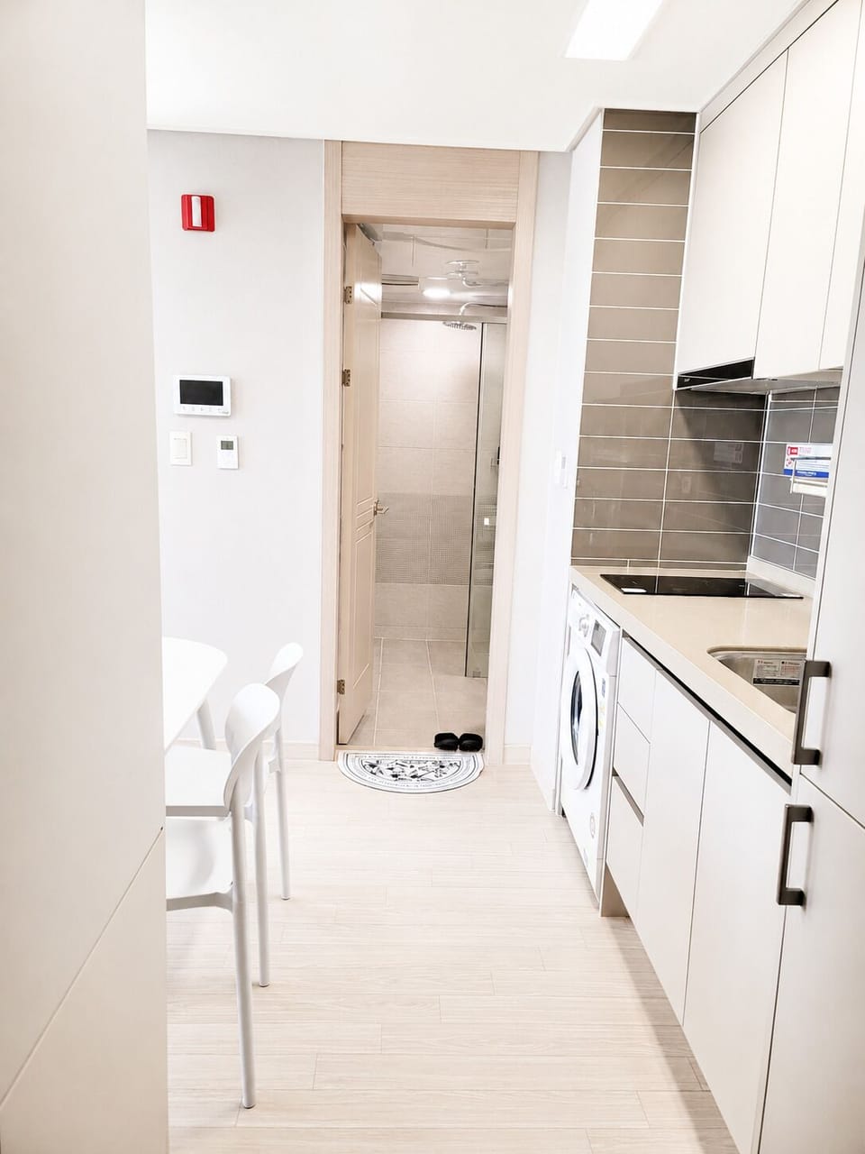 Deluxe Twin Room, 2 Queen Beds, Non Smoking | Private kitchen | Fridge, microwave, rice cooker, cookware/dishes/utensils