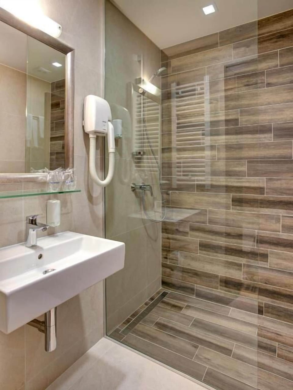 Standard Double or Twin Room | Bathroom | Hair dryer, slippers, towels, toilet paper