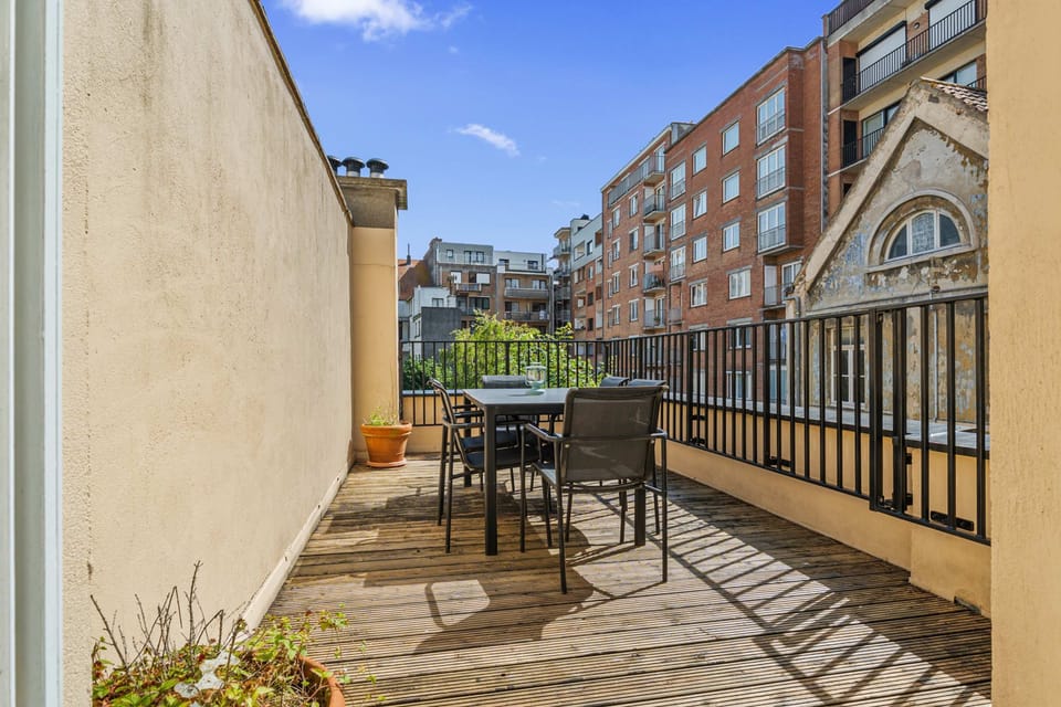 Private sun terrace with outdoor dining table and city rooftop views – Grand Ostend townhouse with sauna, close to Oostende beach and centre
