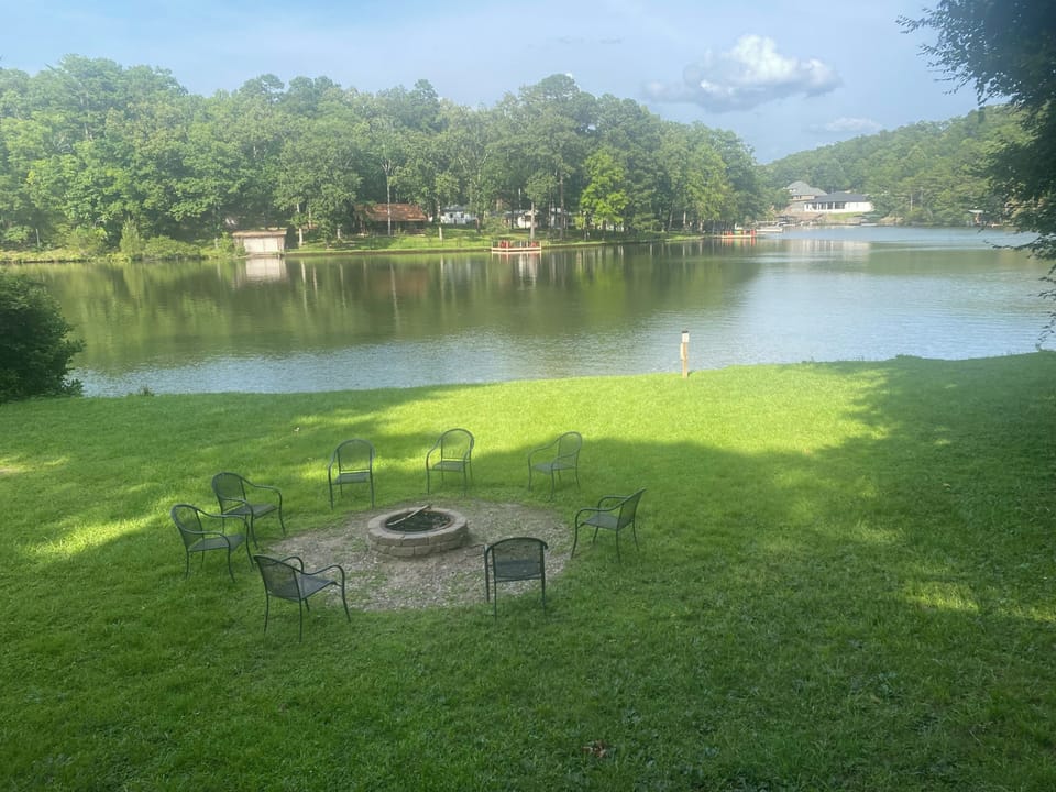 Firepit and lake Hamilton! Tie up boats here! 