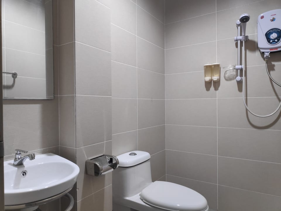 Deluxe Double Room | Bathroom | Shower, towels, soap