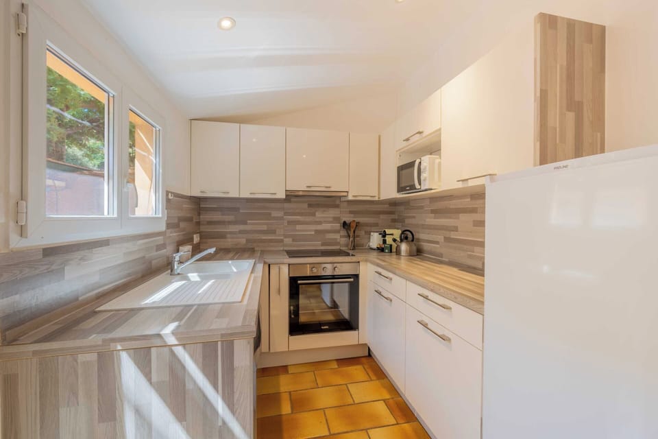 Apartment | Private kitchen | Coffee/tea maker, fridge, microwave, oven