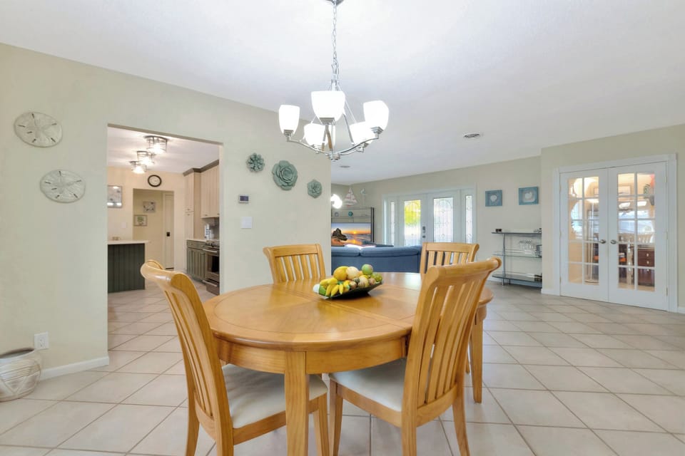 House, 3 Bedrooms, Patio, Lake View | Dining