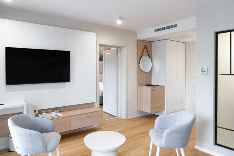 Suite, Balcony | Interior
