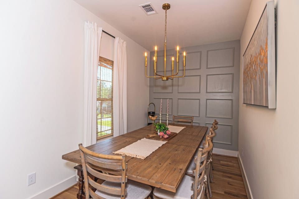 Dining room comfortably seats 8 for those special meal gatherings. 