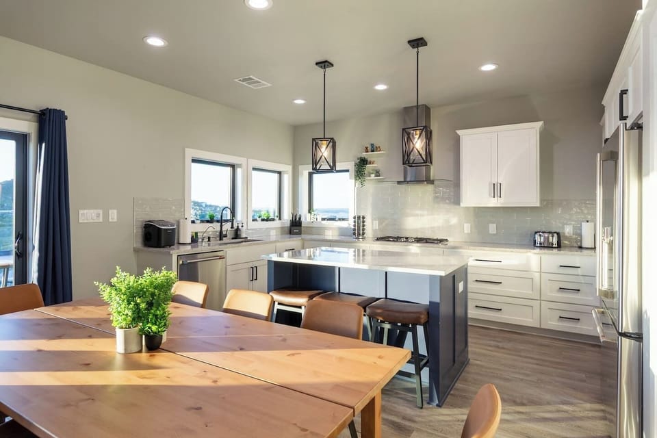 Stock up once and settle in, with double-door fridges, ice makers, and dishwashers that make group trips run smoothly.