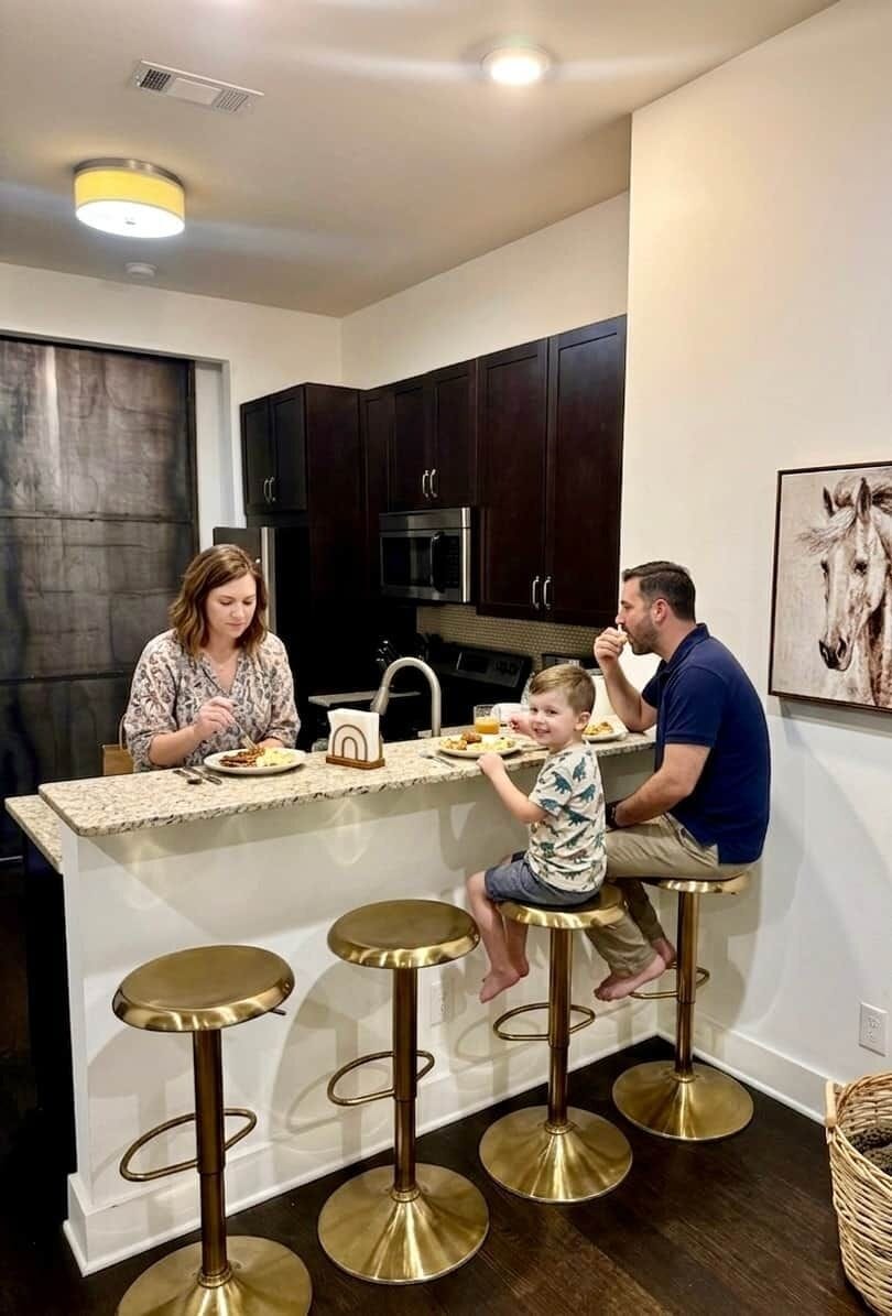 A fully equipped kitchen & breakfast bar to make meals a breeze.