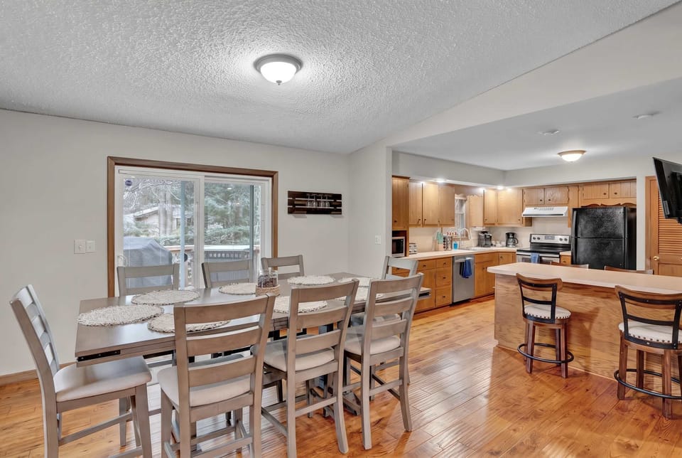 From morning coffee to evening meals — an open layout connecting the dining table, kitchen, and bar seating means the whole group stays together no matter what's on the menu.
