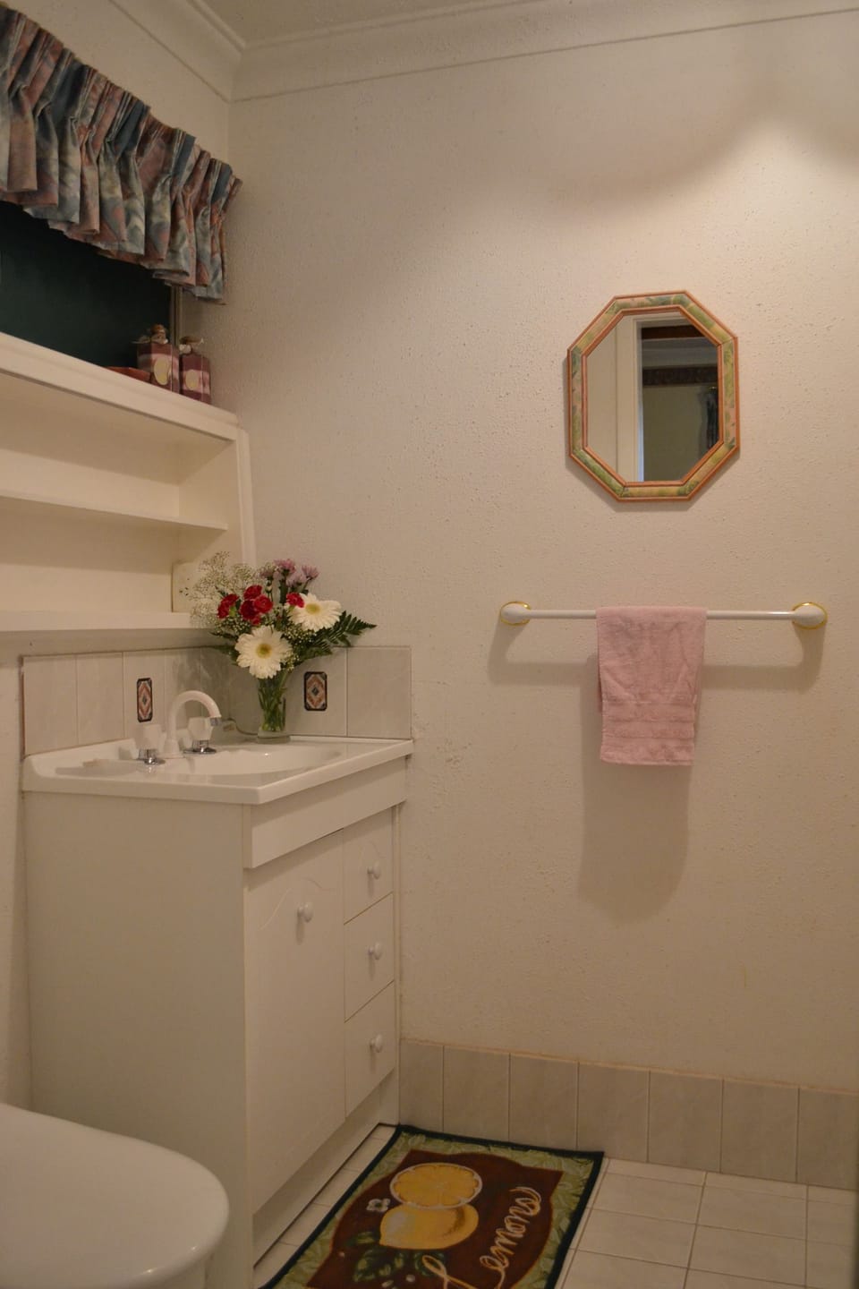 Shower, rainfall showerhead, free toiletries, hair dryer