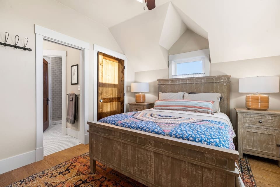 Upstairs bedroom with queen bed shares a jack+jill bathroom with the bedroom with 2 twin beds