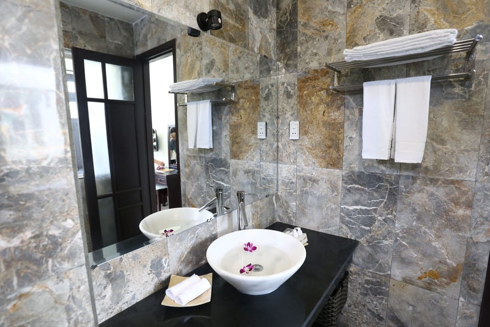 Deluxe Double Room | Bathroom | Free toiletries, slippers, towels