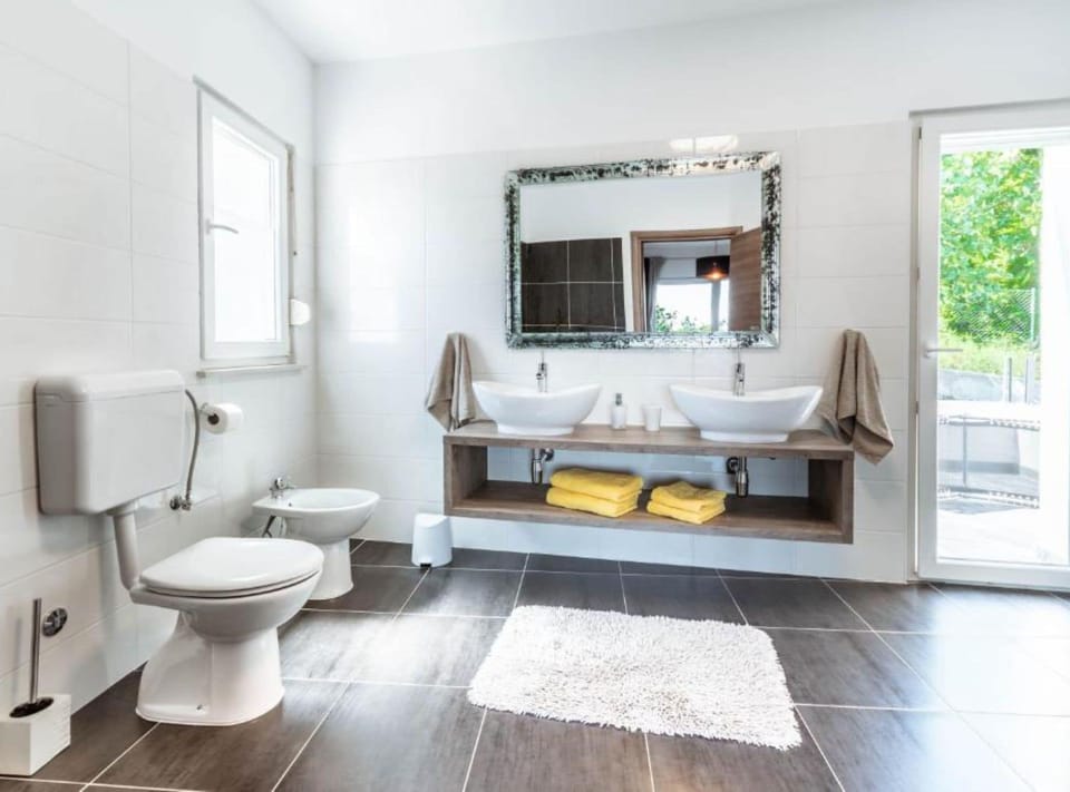 Villa (Three Bedroom Villa with Sea View) | Bathroom | Shower, towels