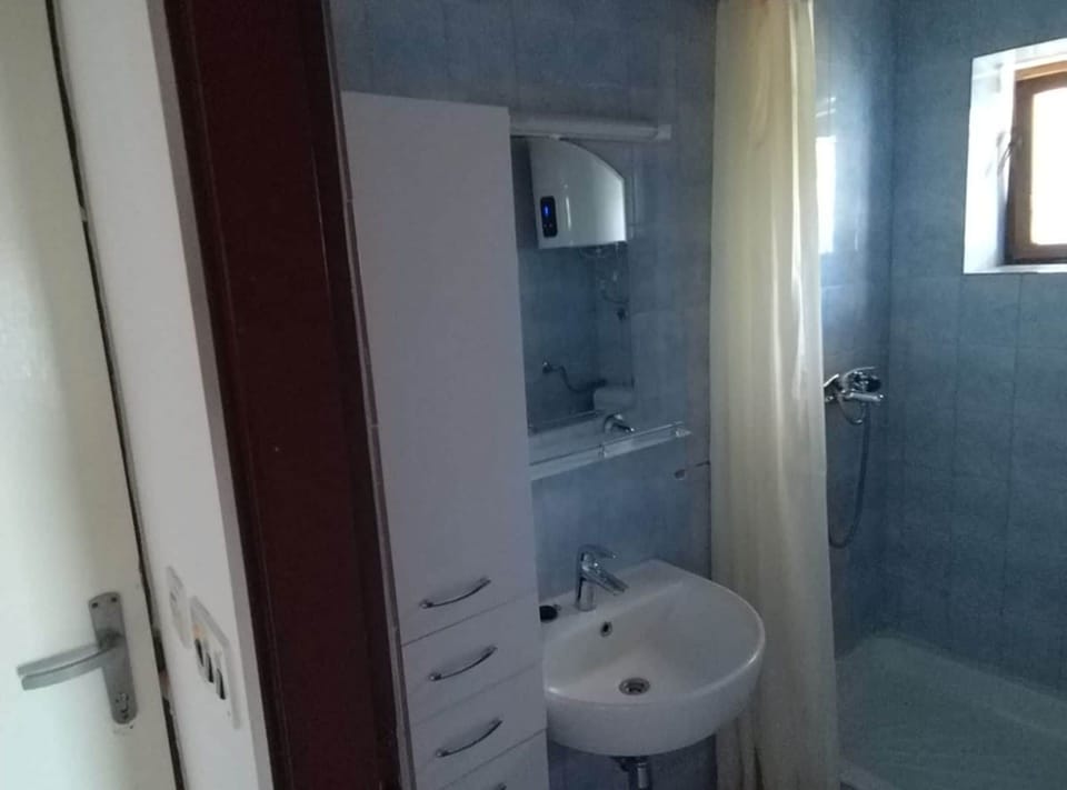 Twin Room (Twin Room with Sea View) | Bathroom | Shower, towels