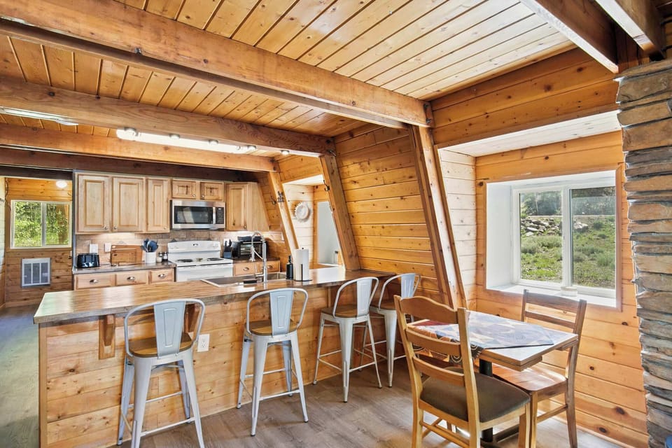 A fully equipped kitchen and breakfast bar made for easy mountain mornings — cook in, gather round, and make it feel like home.