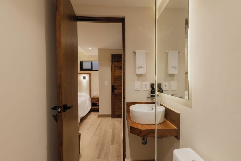 DELUXE | Bathroom | Shower, hair dryer, towels, soap