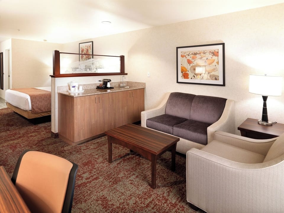 Spread out with a semi-separated layout for extra privacy.