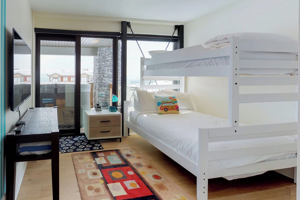 House, Patio, Mountain View | WiFi (free), bed sheets