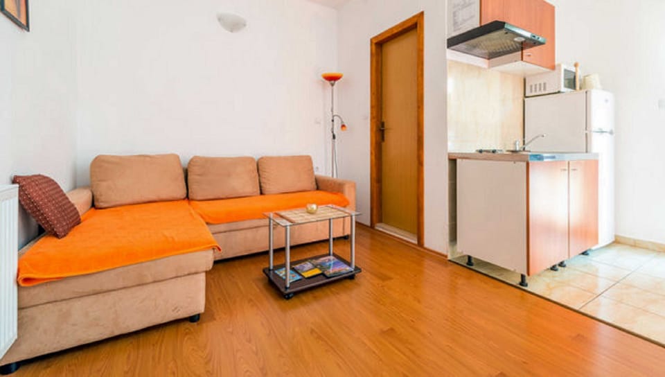Apartment (Guest House Fontana - Standard One Be) | Living room | LCD TV