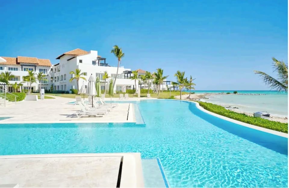 Infinity pool with view of private beach 